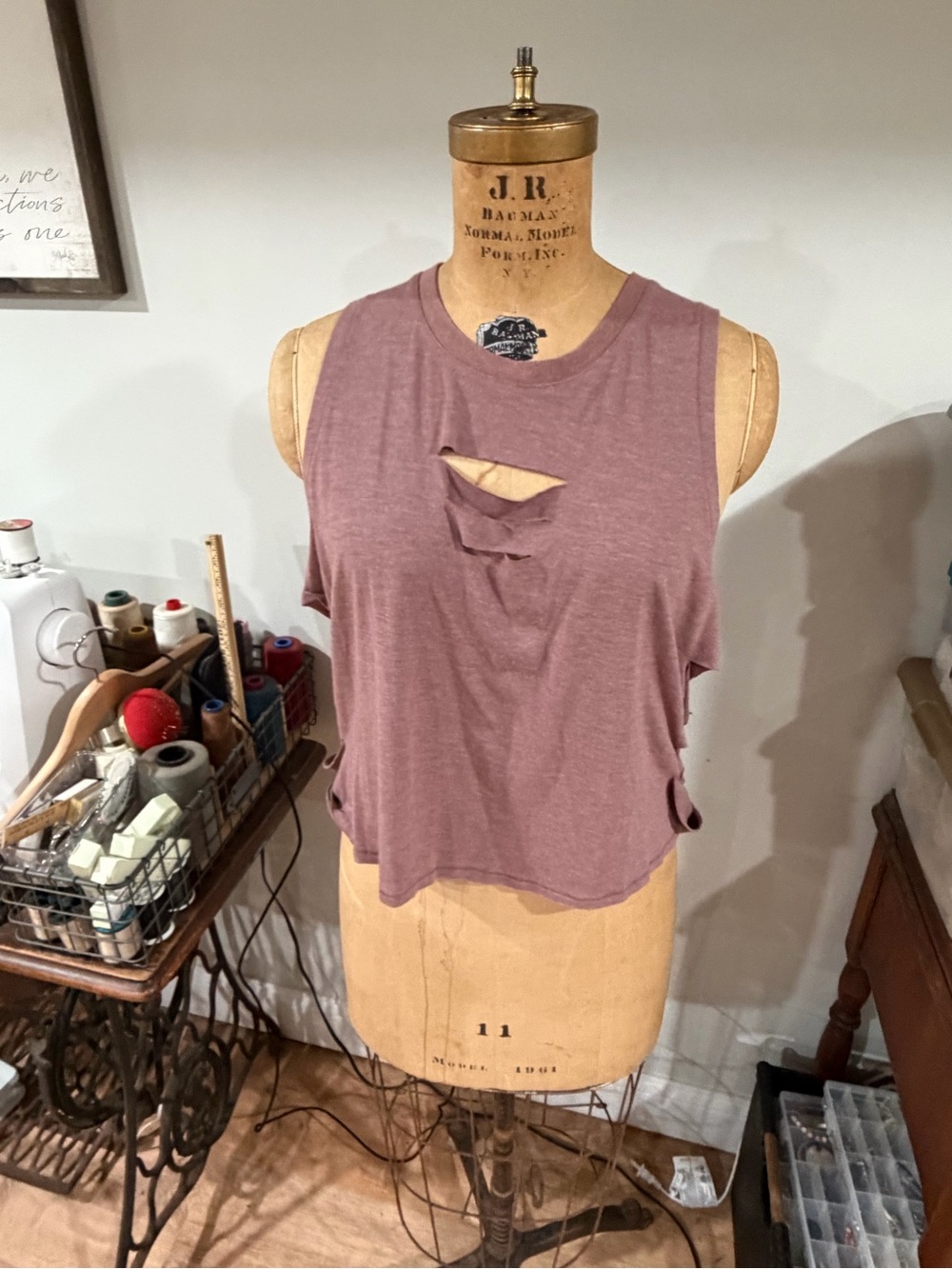 ALO Yoga Women's Muscle Tee in Mauve